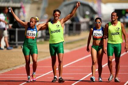 Guillhermina y una de sus compañeras del equipo de Brasil junto con sus liebres