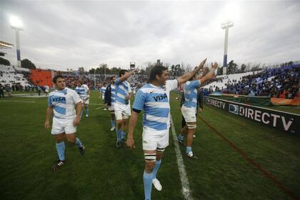 Guiñazú, Carizza, Farías y Albacete saludan al público en el estadio Malvinas Argentinas de Mendoza tras una victoria sobre los Springboks. Hoy siguen unidos por 2456, algo más que sus números de camisetas