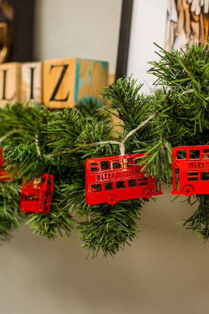 Guirnalda con motivos de buses londinenses y muérdago (Salazar Casa)