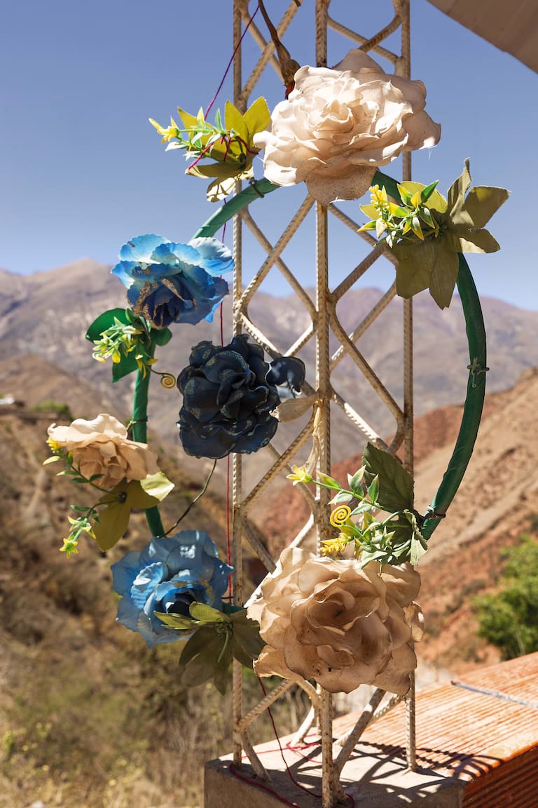 Detalles del norte: guirnalda de flores muy comunes en los cementerios y una de las cúpulas de Nazareno. (Fotos: Belén Grosso)