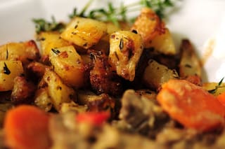 Guiso de carne, verduras y papitas al tomillo, fácil y rico