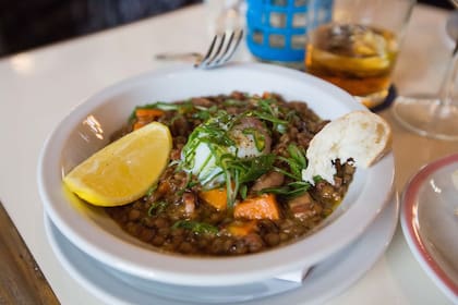 Guiso de lentejas con huevo poché