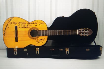 Guitarra criolla autografiada por el Guitarrista Flamenco Vicente Amigo, con la dedicatoria al frente: "A Diego Armando Maradona, el más grande de la historia".