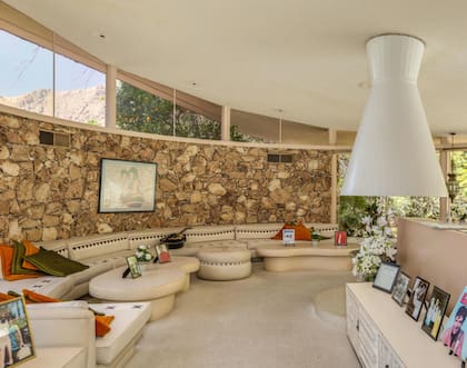 Guitarras y cuadros del Rey del Rock en el living de la mansión de Palm Springs (Bennion Deville Homes)