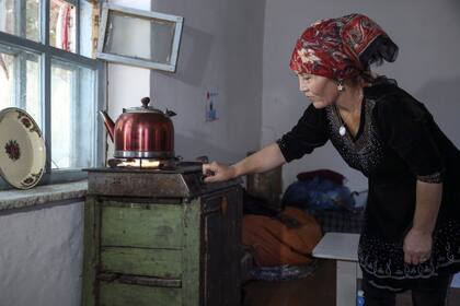 Gulnar Omirzakh prepara té en su casa en Shonzhy, Kazajstán. “Evitar que las personas tengan hijos está mal ”, dice Omirzakh del gobierno chino.