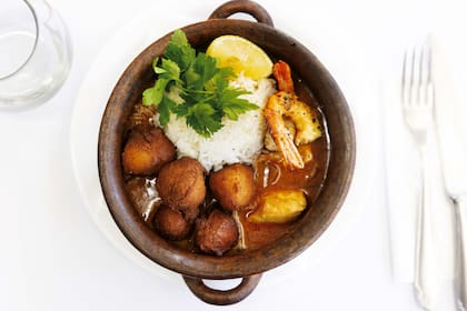 Gumbo con hush puppies