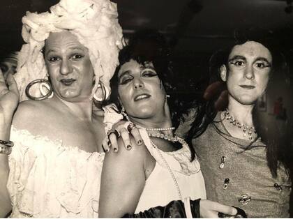 Gumier Maier con Alejandro Urdapilleta y Batato Barea retratados por Facundo de Zuviría en una murga de San Telmo en 1988