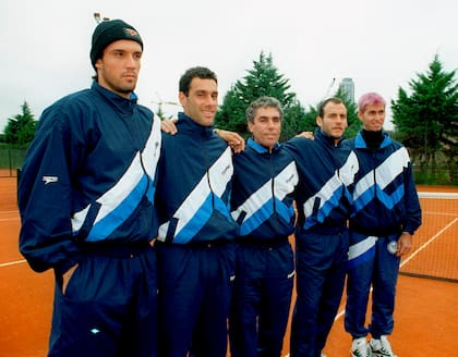 Gumy, Albano, el capitán Daniel García, Lobo y Charpentier, el equipo nacional de la Copa Davis de la serie perdida (3-1) ante Ecuador, en 1997, en el BALTC