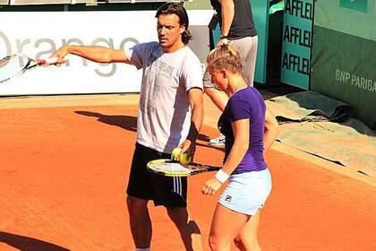 Gumy junto a la rusa Svetlana Kuznetsova, durante un entrenamiento en Roland Garros