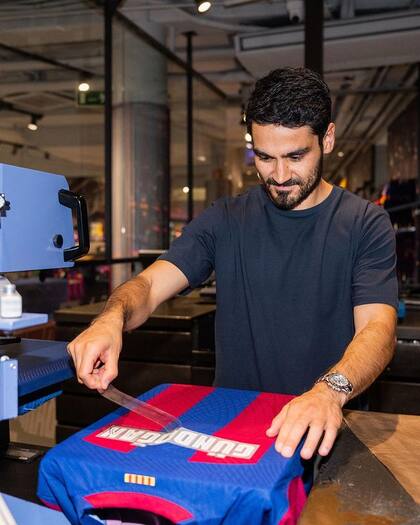 Gündogan descubre su nombre en la camiseta que vestirá a partir de ahora