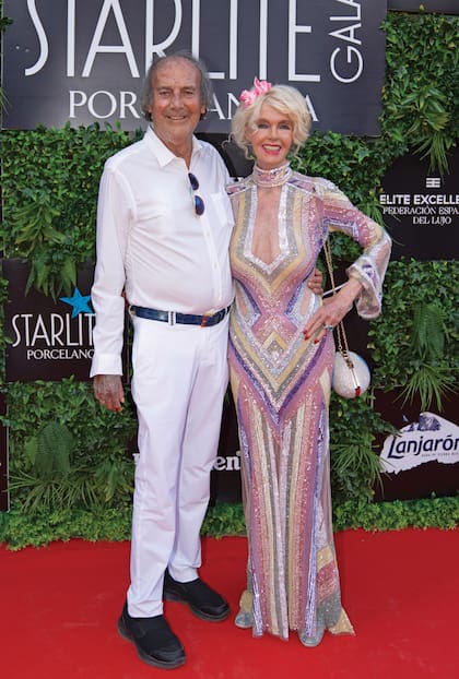 Gunilla von Bismarck y su marido Luis Ortiz. La condesa coincidió en la fiesta con el mismo vestido que Victoria Federica.