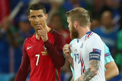 Gunnarson y Cristiano, en la Euro 2016: el islandés le pidió la camiseta, que obtuvo en el vestuario
