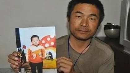 Guo Gangtang mostró la foto de su hijo secuestrado en todos los medios, recorrió el país y nunca perdió la esperanza de encontrarlo