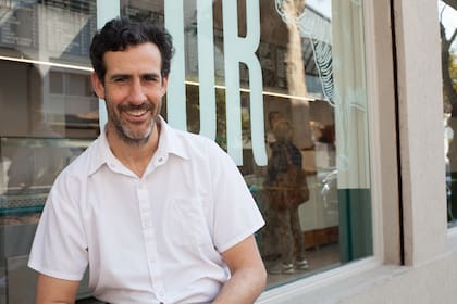 “Gurí”, como todos le dicen a Santiago Garat, nació en Uruguay y creció en una estancia agrícola-ganadera en Entre Ríos, donde despertó su amor y su enorme conocimiento por el campo y la ganadería. Foto: Leo Liberman.