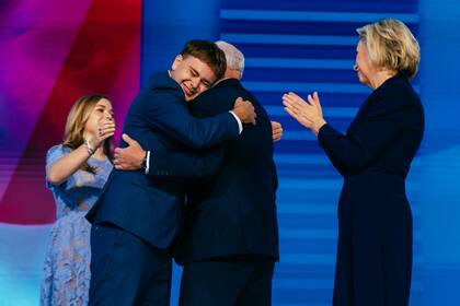 Gus, el hijo de Tim Walz, votó por primera vez en Estados Unidos en las elecciones en las que su padre es candidato a vicepresidente
