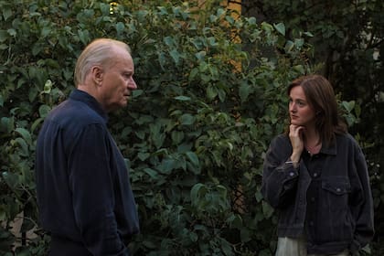 Gustav (Skarsgård) vuelve a la casa familiar, tras la muerte de la madre de sus hijas. Nora, interpretada por Renate Reinsve, es una actriz con problemas de salud mental, que se expresan, al comienzo de la película, en una parálisis cuando tiene que salir a escena