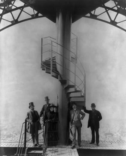 gustave-eiffel-y-compania-en-la-cima-de-la-torre-UN6AUAG7TZFSNNBWX4RKTLF5MA Torre Eiffel: por qué casi fue demolida, cómo la pintan, cuánto factura y más curiosidades del monumento más visitado del mundo