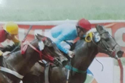 Gustavo (5) se adelantó a Facundo (10), en uno de los tantos finales que han protagonizado en los hipódromos provinciales