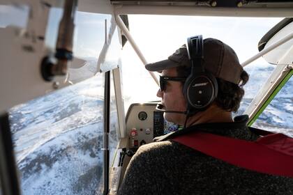 Gustavo Adler, presidente del Aero Club de los Andes, sobrevuela el PN Lanín.