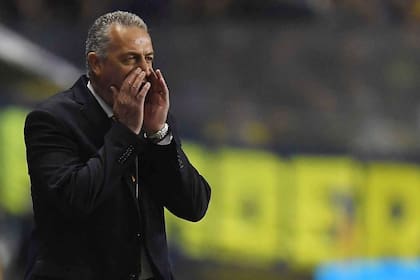 Gustavo Alfaro, dando indicaciones. En las próximas horas podría cerrarse su incorporación como nuevo entrenador del seleccionado de Ecuador.