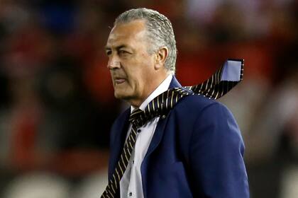 Gustavo Alfaro tiene por delante un desafío. una remontada histórica