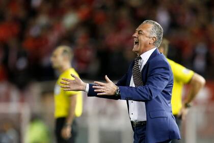 Gustavo Alfaro trata de ordenar el equipo