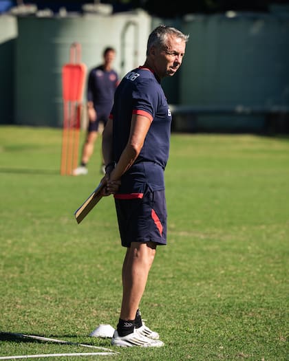Gustavo Álvarez acordó su llegada a San Lorenzo el sábado por la noche, firmó el domingo y al día siguiente se hizo cargo del entrenamiento; al cabo de dos prácticas, ya pretende haber insuflado una idea en el plantel.