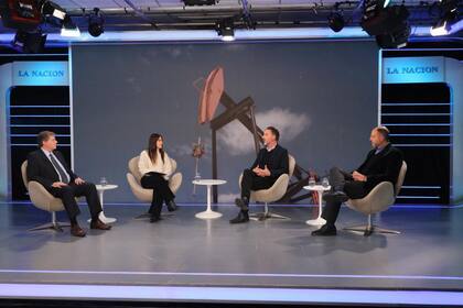 Gustavo Anbinder, Director de Negocios y Desarrollo de Genneia; Sofía Diamante, periodista de LA NACION; Juan Carlos Villalonga, Presidente de GLOBE International y Alejandro Einstoss, Jefe del Instituto Argentino de la Energía General Mosconi.