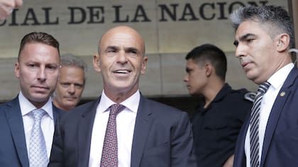 Gustavo Arribas a la salida de los tribunales de Comodoro Py.