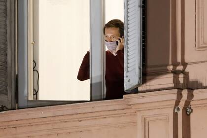 Gustavo Beliz, el secretario de Asuntos Estratégicos, en una ventana de la Casa Rosada