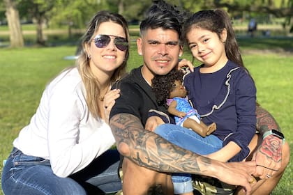 Gustavo Bou con su mujer y Martina, su hija de cinco años