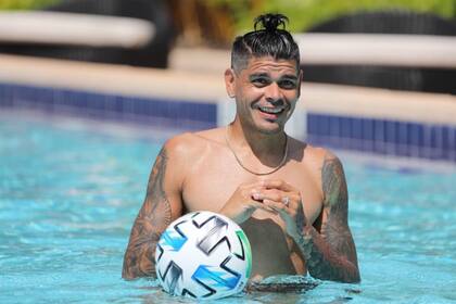 Gustavo Bou y un momento de relax en la pileta