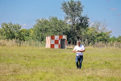 Gustavo Carrizo, uno de los concesionarios de un hangar en Zárate, muestra el estado de las instalaciones del aeroclub