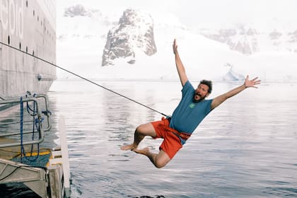 Gustavo Castaing, el autor de la nota, se anima al polar plunge: un salto en las heladas aguas antárticas.