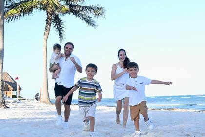 Gustavo, Cecilia y sus hijos, hoy.