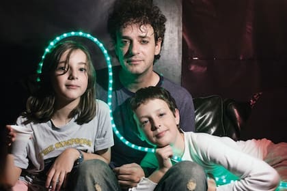Con sus hijos Lisa y Benito,
en 2004 (foto de Nora Lezano)