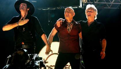 Gustavo Cerati, Zeta Bosio y Charly Alberti en River Plate, en 1997, en la despedida de Soda Stereo