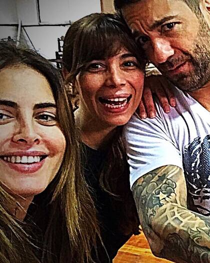 Gustavo Conti junto a su esposa Ximena Capristo y Silvina Luna