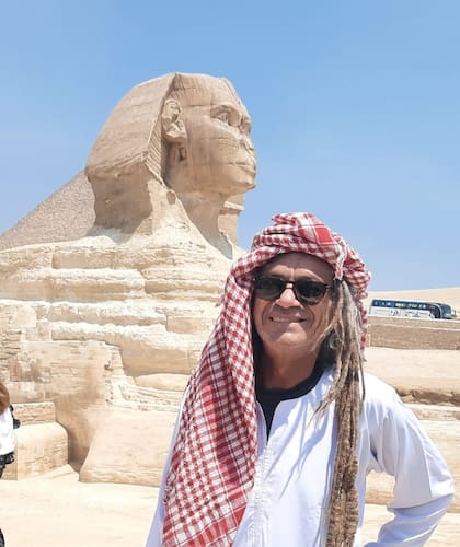 Gustavo Coria inició el Egipto un viaje que durará tres meses e incluirá Grecia y Tel Aviv