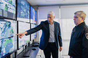 Gustavo Coria visitó el centro de monitoreo urbano y dialogó con el jefe de la Policía de la Ciudad