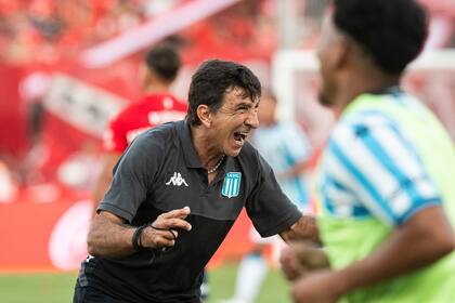 Gustavo Costas celebró eufórico tanto el gol como su primera victoria en un clásico de Avellaneda como entrenador; para el DT-hincha, el triunfo fue extático.