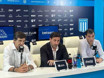 Gustavo Costas, Diego Milito y Sebastián Saja, cuando se anunció la continuidad del DT, a fines de 2024