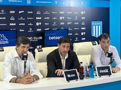 Gustavo Costas, Diego Milito y Sebastián Saja en la conferencia de prensa de este viernes 20 de diciembre de 2024, cuando anunciaron la continuidad del DT de Racing por un año