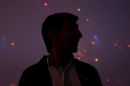 Gustavo Costas durante los fuego de artificio que lanzaron los hinchas de Racing antes del comienzo del partido: el director técnico agradeció a los simpatizantes y pidió "seguir por este camino"