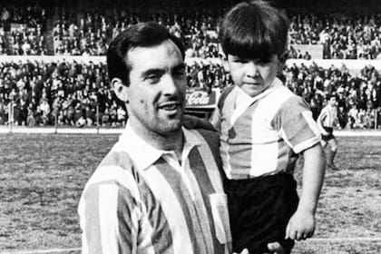 Gustavo Costas, en brazos de Juan Carlos Rulli, cuando era un niño e ingresaba con el equipo a la cancha