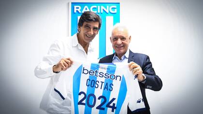 Gustavo Costas fue presentado el lunes 18 de diciembre de 2023 como DT de Racing; en la imagen, junto al presidente Víctor Blanco