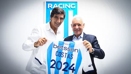 Gustavo Costas fue presentado este lunes 18 de diciembre de 2023 como DT de Racing; en la imagen, junto al presidente Víctor Blanco