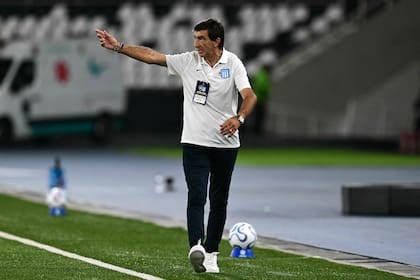 Gustavo Costas no consiguió reacomodar a un Racing que se desmorona por sus propias falencias (Photo by Pablo PORCIUNCULA / AFP)