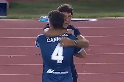 Gustavo Costas se abraza con Ezequiel Cannavo; el director técnico de la Academia recobró el ánimo tras el 0-1 en el Libertadores de América.