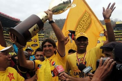 Gustavo Costas se coronó con Independiente Santa Fe en Colombia